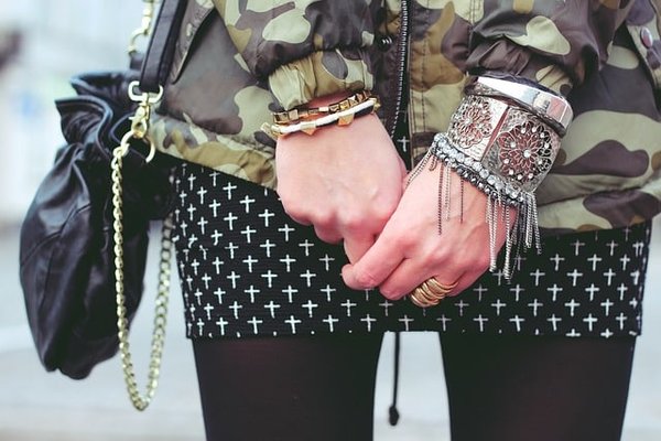 Qu'est-ce que le style bohème et comment l'adopter avec des bracelets ?