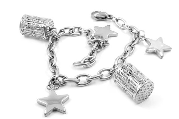 Comment personnaliser votre bracelet chaîne avec des charms ?