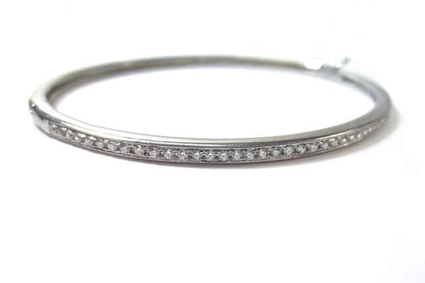 Comment assortir vos bracelets minimalistes avec vos autres bijoux ?