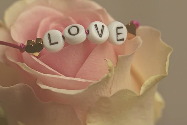 Comment personnaliser votre bracelet avec une citation ou un message ?