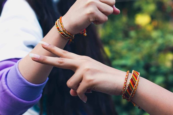 Comment choisir le design parfait pour vos bracelets en tissu personnalisés ?